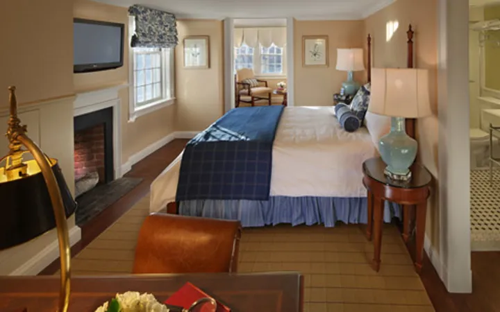 Accommodations Deluxe Queen Room